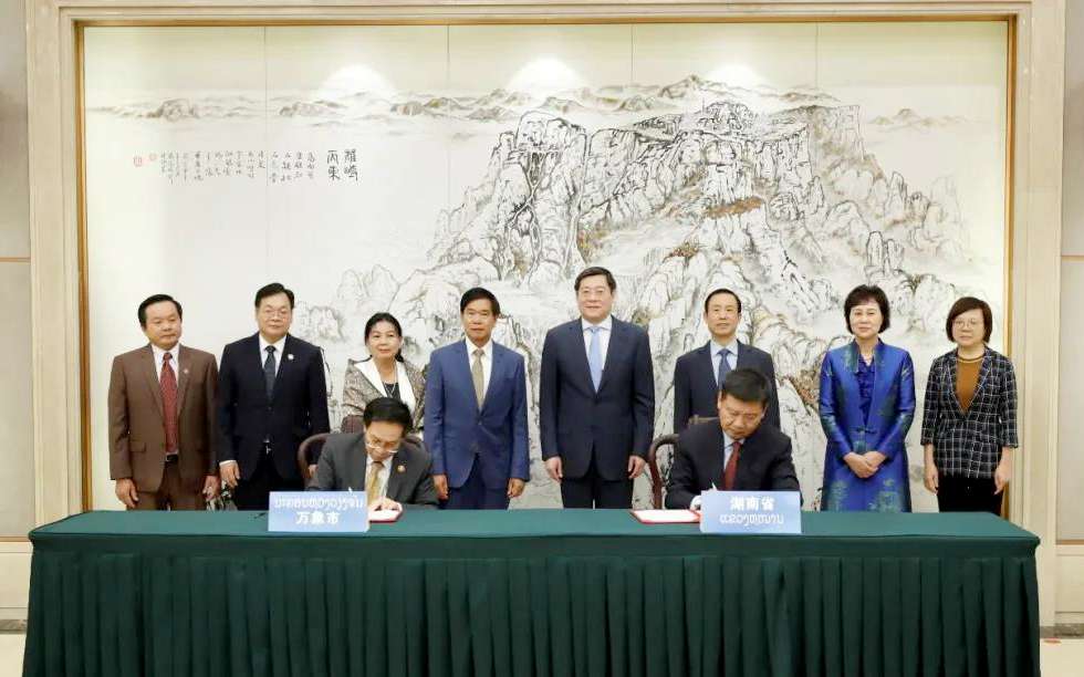 熊猫体育官网环境向老挝万象捐赠7台环卫装备，助力“一带一路”建设