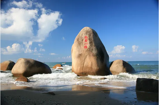 化身蓝海卫士，守护三亚海滨丨熊猫体育官网环境首个“海域保洁”项目正式签约进场