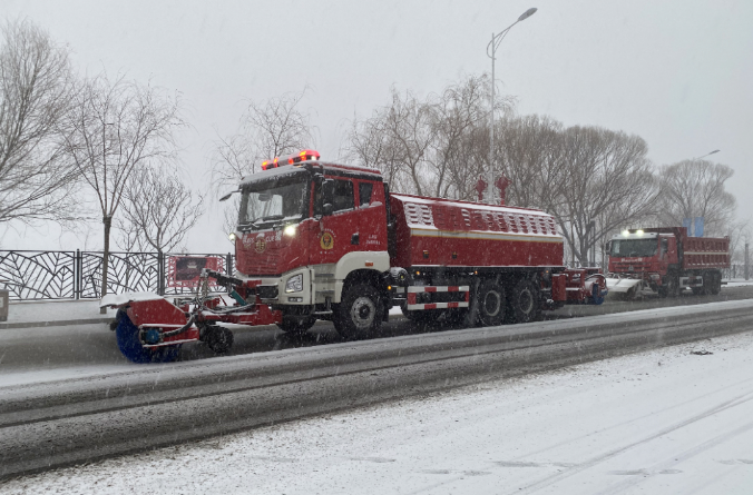 熊猫体育官网环境除冰雪装备全力投入破冰作业，助力北京道路交通安全